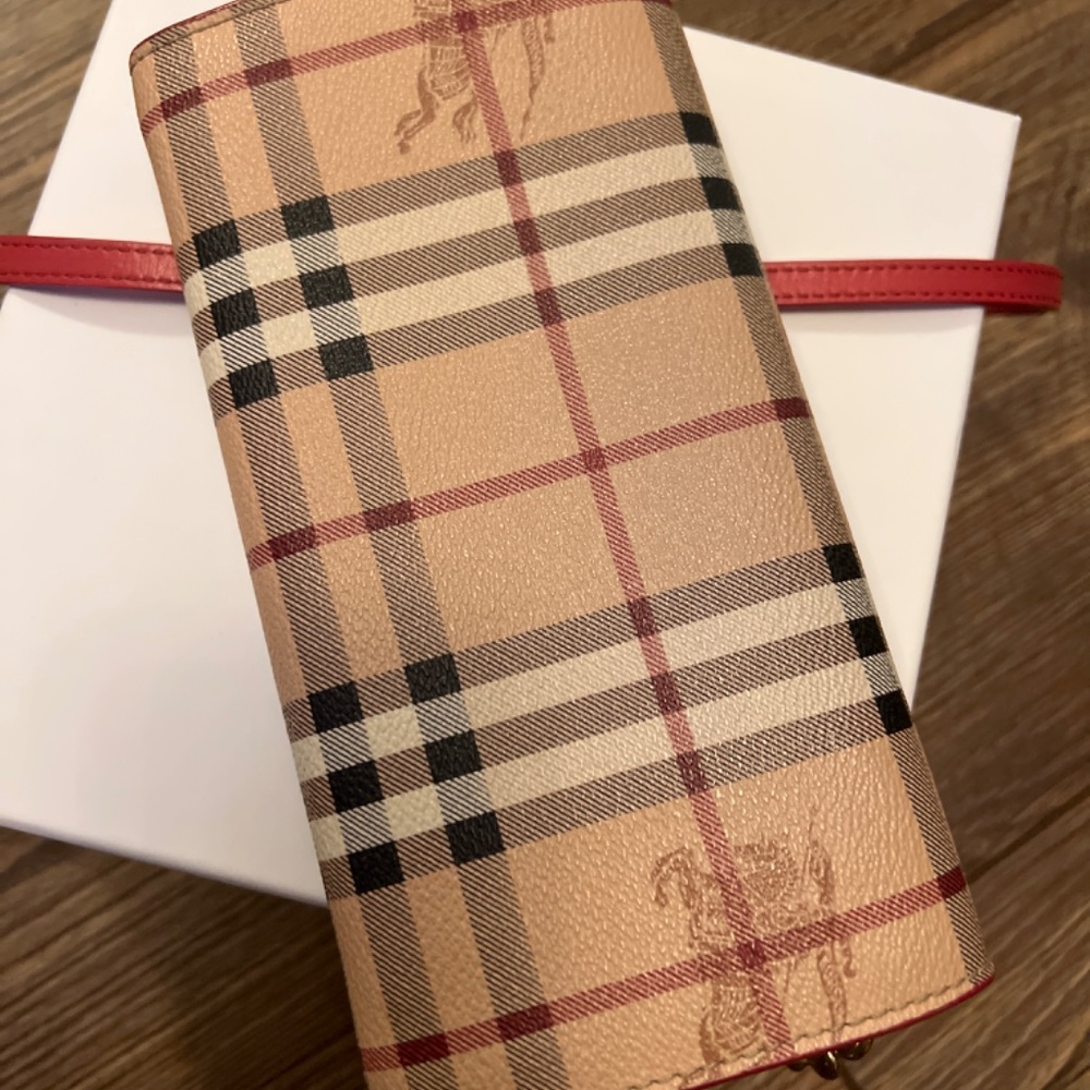 Authentic Burberry Wallet on a chain - Picture 6 of 6